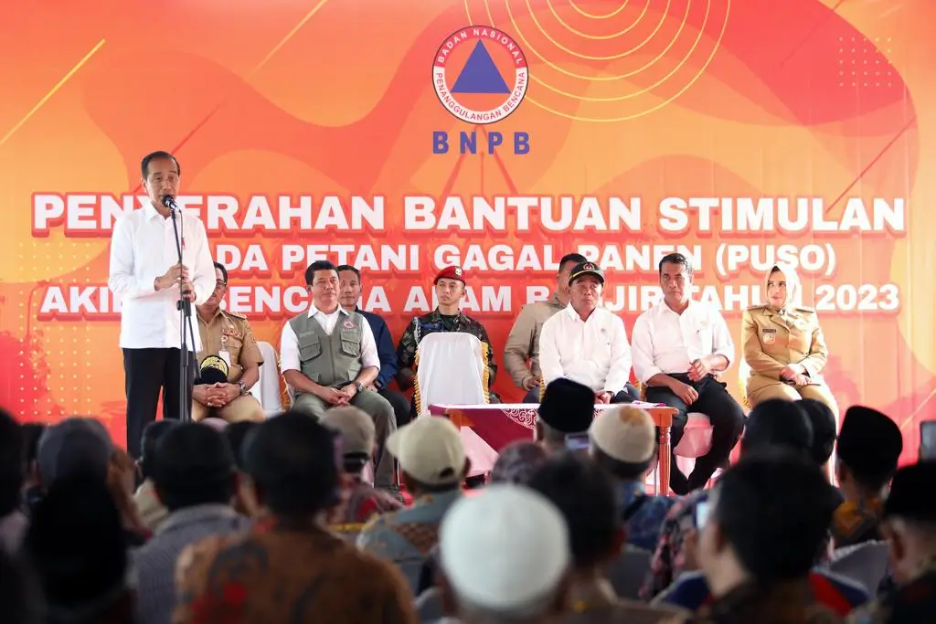 Presiden Joko Widodo memberikan sambutan pada acara penyerahan bantuan dana stimulan kepada perwakilan petani yang berasal dari beberapa wilayah Jawa Tengah yang terdampak banjir pada tahun 2023, di Kantor Kecamatan Bojong, Kabupaten Pekalongan, Jawa Tengah, Rabu (13/12). 